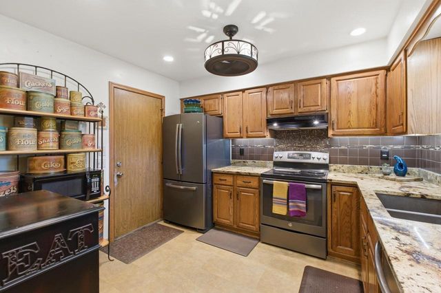 7925 W Oakbrook Circle, Madison, WI 53717