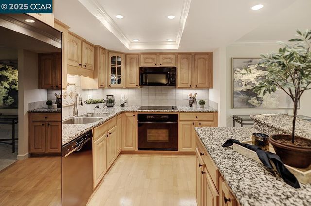 2748 Ptarmigan Dr. 6, Walnut Creek, CA 94595