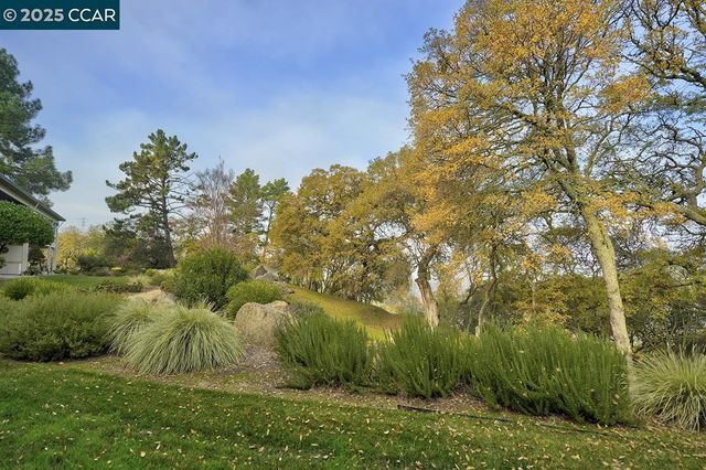 2748 Ptarmigan Dr. 6, Walnut Creek, CA 94595