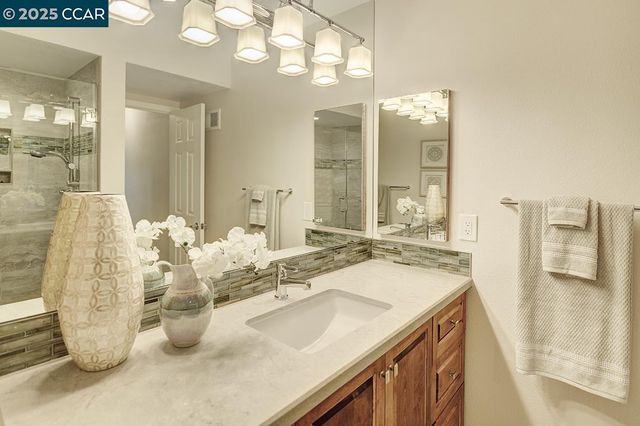 2748 Ptarmigan Dr. 6, Walnut Creek, CA 94595