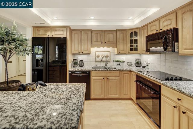 2748 Ptarmigan Dr. 6, Walnut Creek, CA 94595