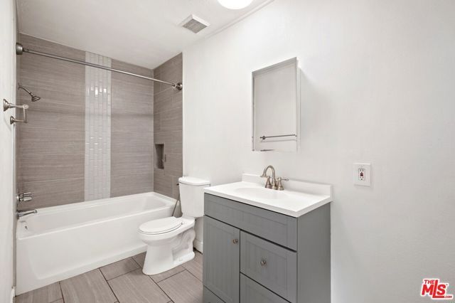 18530 Hatteras Street 115, Tarzana (los Angeles), CA 91356