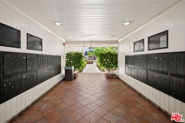 18530 Hatteras Street 115, Tarzana (los Angeles), CA 91356