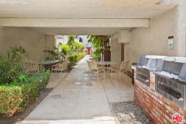 18530 Hatteras Street 115, Tarzana (los Angeles), CA 91356