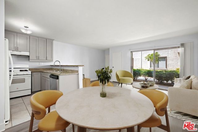 18530 Hatteras Street 115, Tarzana (los Angeles), CA 91356