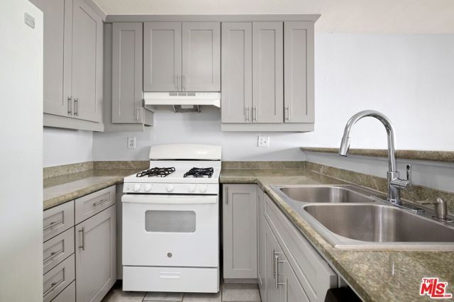 18530 Hatteras Street 115, Tarzana (los Angeles), CA 91356