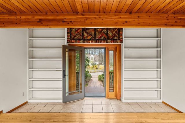 13 Cedar St, Mashpee, MA 02649