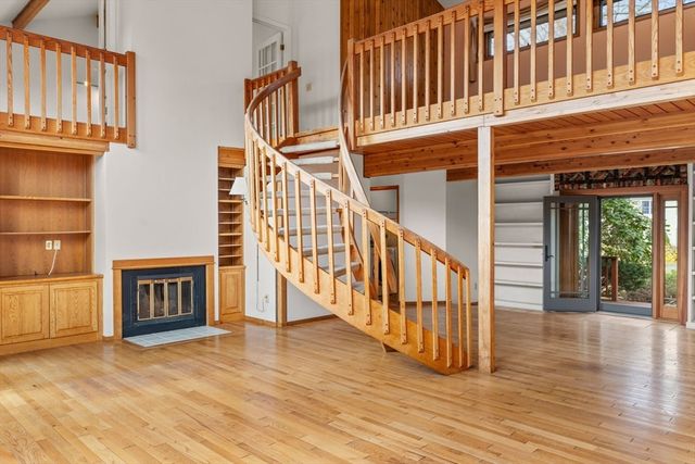 13 Cedar St, Mashpee, MA 02649