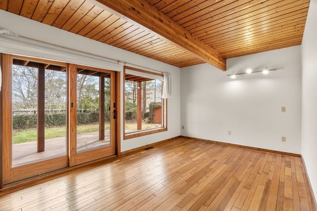 13 Cedar St, Mashpee, MA 02649