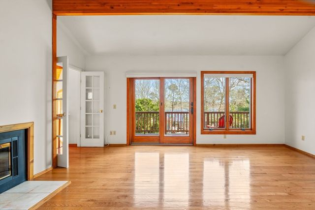 13 Cedar St, Mashpee, MA 02649