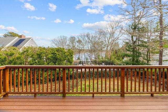 13 Cedar St, Mashpee, MA 02649