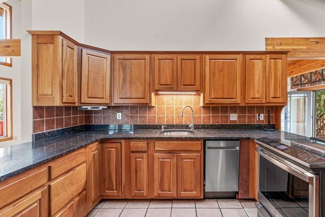 13 Cedar St, Mashpee, MA 02649