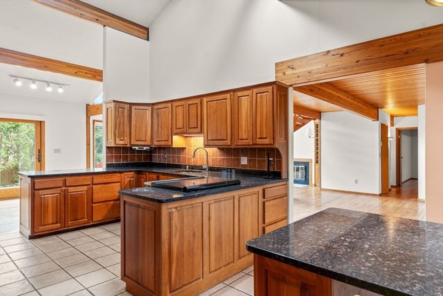 13 Cedar St, Mashpee, MA 02649