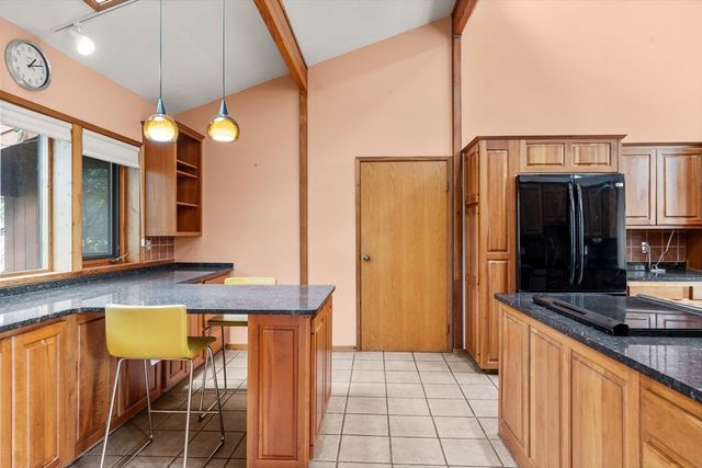 13 Cedar St, Mashpee, MA 02649