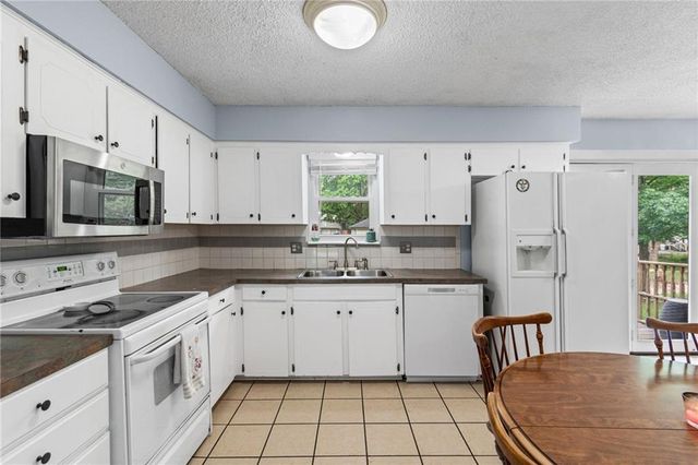 1905 S Speas Drive, Blue Springs, MO 64014