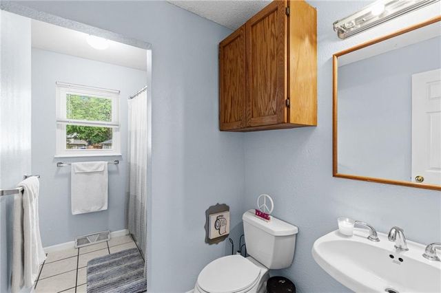 1905 S Speas Drive, Blue Springs, MO 64014