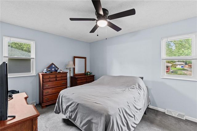 1905 S Speas Drive, Blue Springs, MO 64014