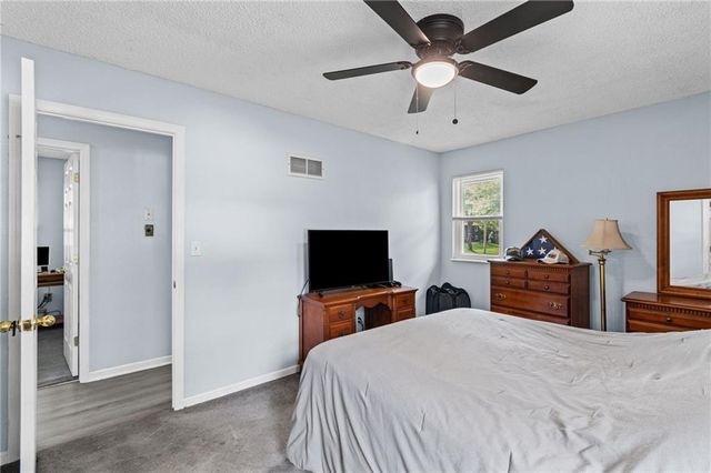 1905 S Speas Drive, Blue Springs, MO 64014