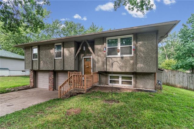 1905 S Speas Drive, Blue Springs, MO 64014