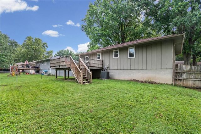 1905 S Speas Drive, Blue Springs, MO 64014
