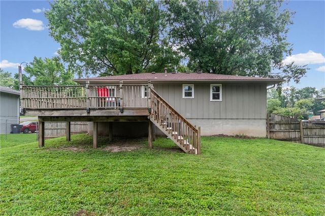 1905 S Speas Drive, Blue Springs, MO 64014