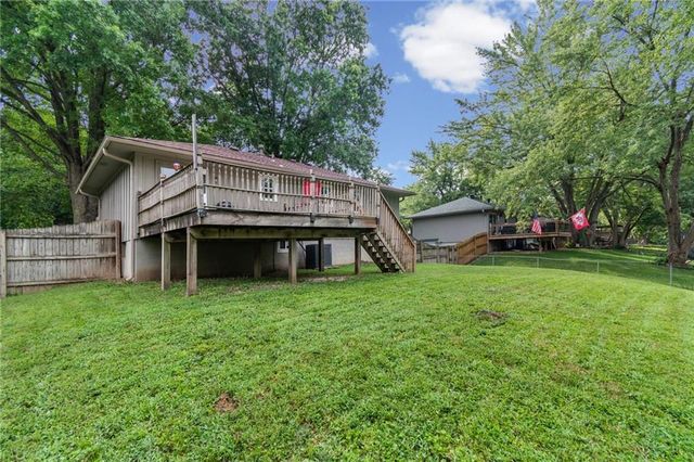 1905 S Speas Drive, Blue Springs, MO 64014