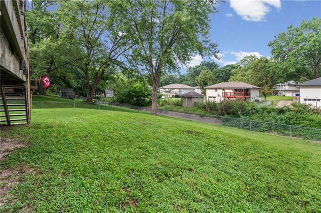1905 S Speas Drive, Blue Springs, MO 64014