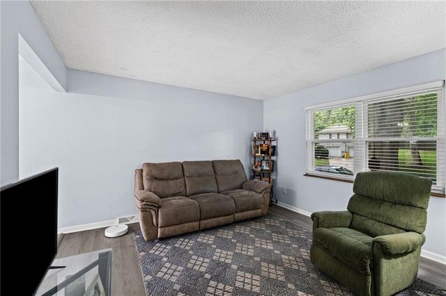 1905 S Speas Drive, Blue Springs, MO 64014