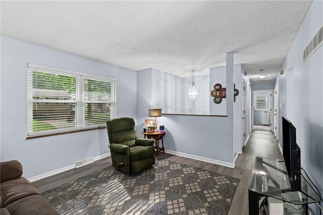 1905 S Speas Drive, Blue Springs, MO 64014