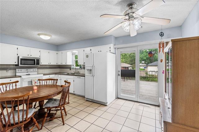 1905 S Speas Drive, Blue Springs, MO 64014