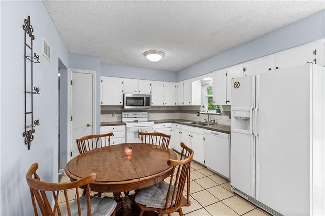1905 S Speas Drive, Blue Springs, MO 64014