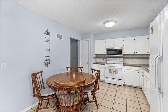 1905 S Speas Drive, Blue Springs, MO 64014