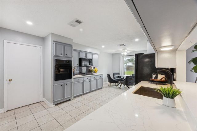 403 Colonial Drive, Friendswood, TX 77546