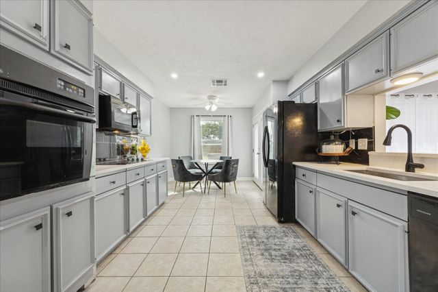 403 Colonial Drive, Friendswood, TX 77546