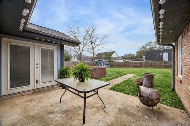 403 Colonial Drive, Friendswood, TX 77546