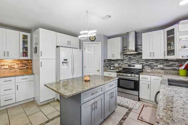 5645 Savoy Drive, Lake In The Hills, IL 60156