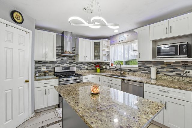 5645 Savoy Drive, Lake In The Hills, IL 60156
