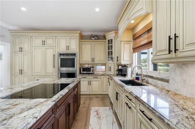 308 Wentworth CT, Naples, FL 34104