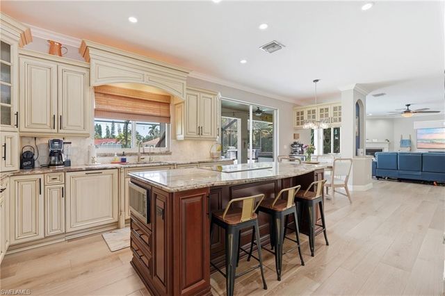 308 Wentworth CT, Naples, FL 34104