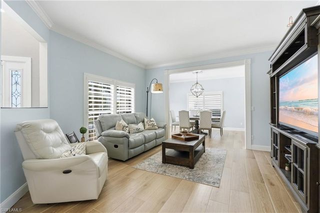 308 Wentworth CT, Naples, FL 34104