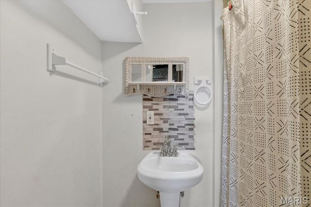 10327 Eaglewood Avenue, Overland, MO 63114