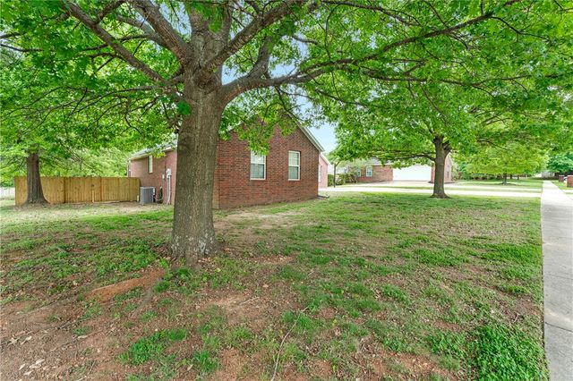 1572 N Plantation Avenue, Fayetteville, AR 72704