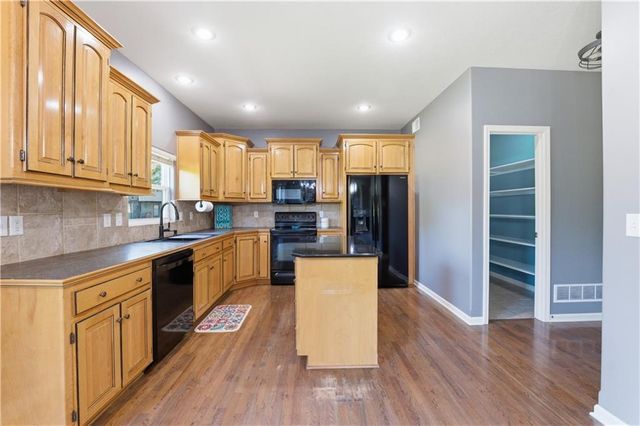 541 NW Fox Hollow Lane, Blue Springs, MO 64015