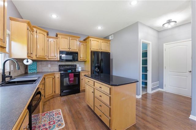 541 NW Fox Hollow Lane, Blue Springs, MO 64015