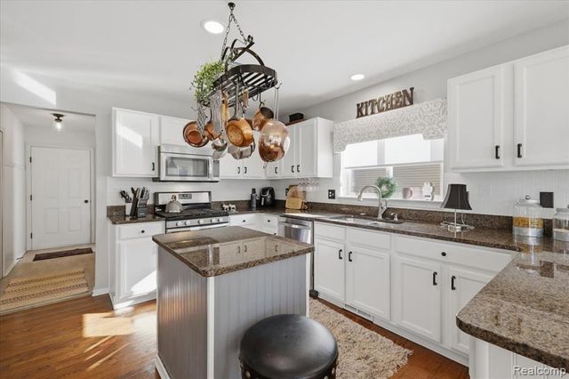 585 Boulder Lake Drive, Oxford, MI 48371