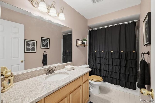 585 Boulder Lake Drive, Oxford, MI 48371