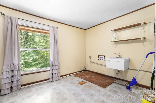 828 Manchester Street SW, Lenoir, NC 28645