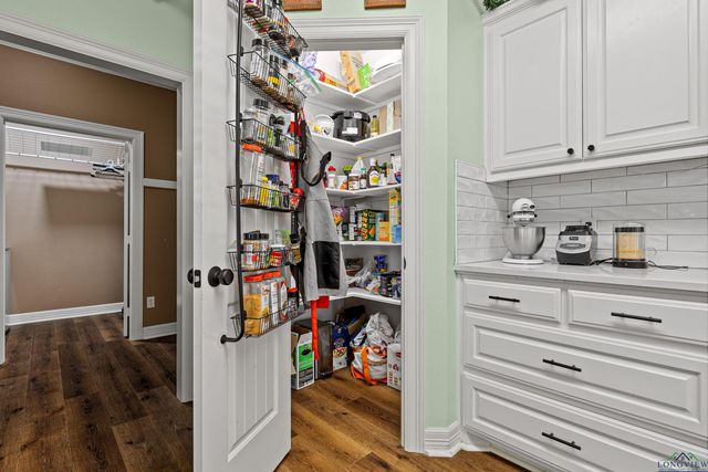 124 WOODPECKER RD, Gladewater, TX 75647