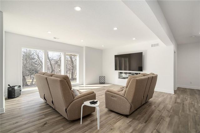 8920 Pine Street, Lenexa, KS 66220