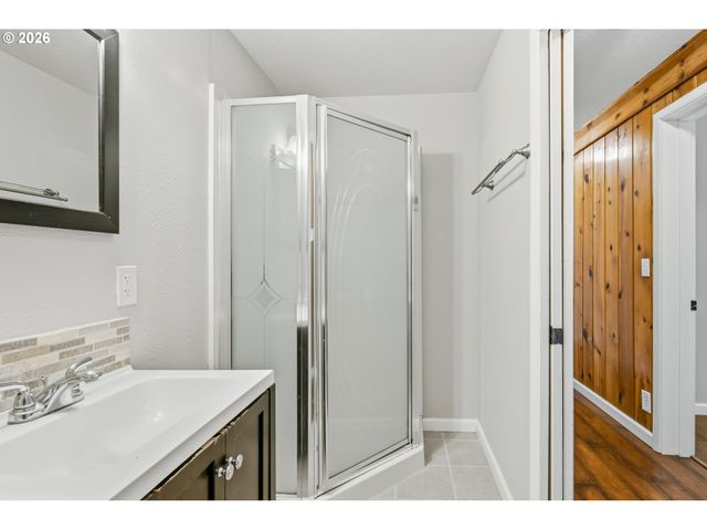 2415 Se 84TH Ave, Portland, OR 97216